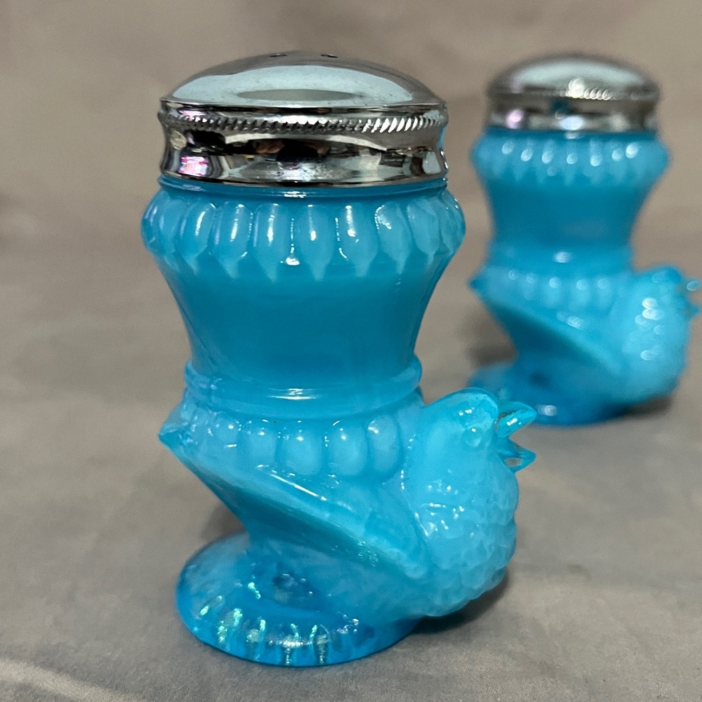 Vintage Degenhart Milk Blue Bird Glass Salt and Pepper Shakers - Picture 8 of 9